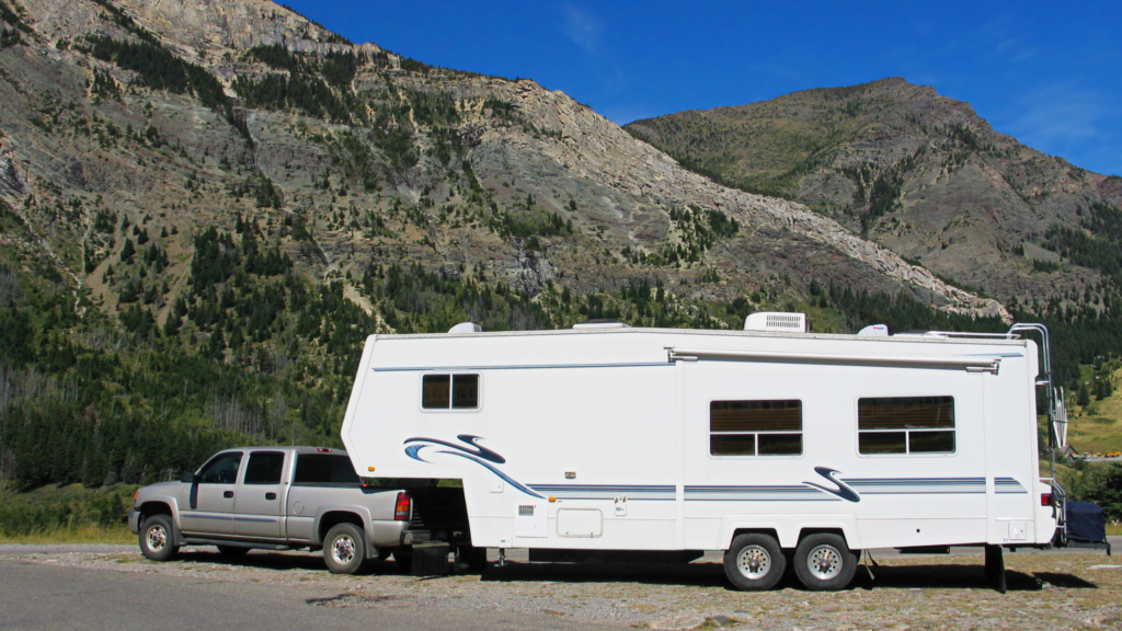 Difference between 5th wheel vs a travel trailer